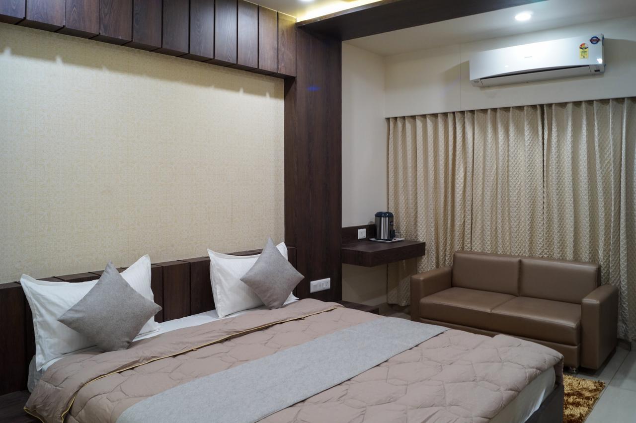 Hotel Midtown Vadodara Exterior foto