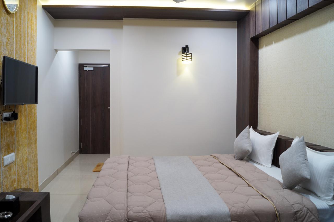 Hotel Midtown Vadodara Exterior foto